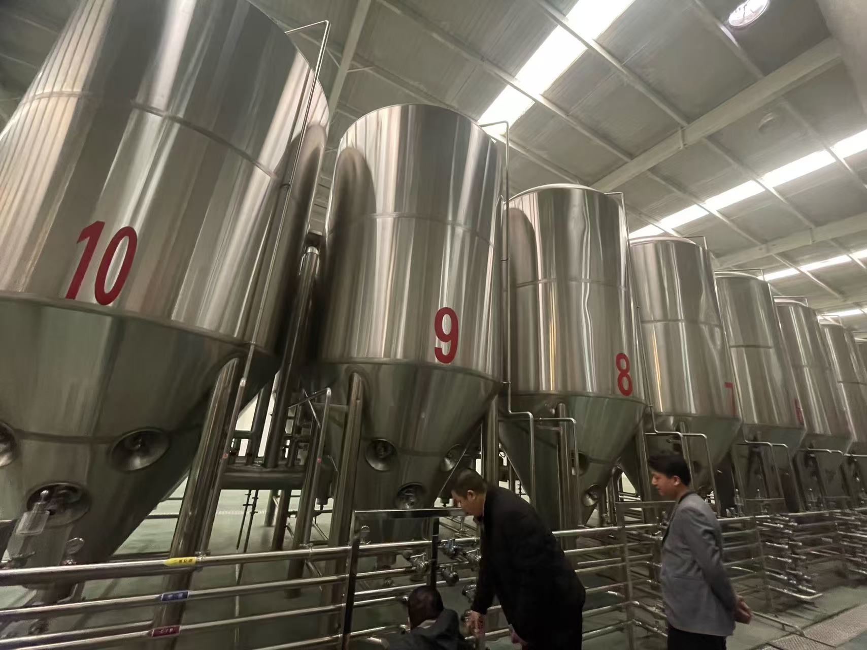 玉门精酿啤酒设备厂—平面布置、设备设计、制造、调试、培训等一条龙服务
